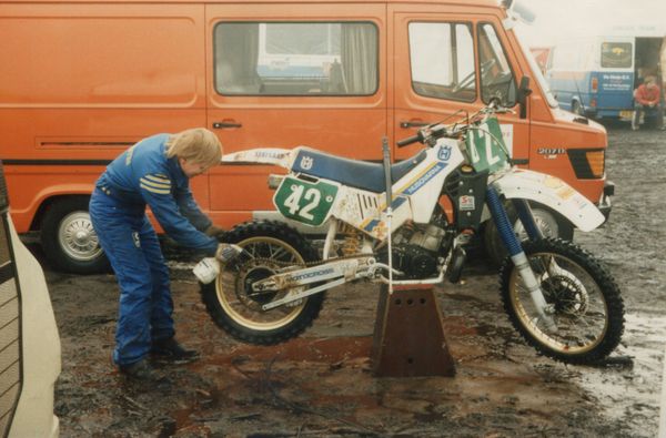 Hollanti Venray GP-250 1986 Team Taimin mekatsulla riitti pestävää